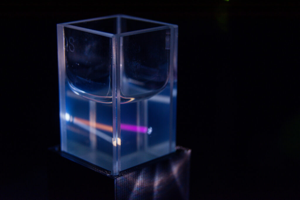 Charakterisierung von Nanopartikeln in Emulsionen mittels Breitband-Lichtstreuung